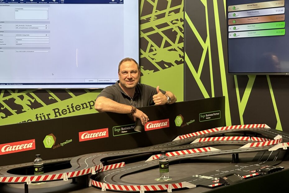 Kevin Haas von der desk.tyrelien bei Aufbau der Carrerabahn für die Reifenmesse 2024 in Köln